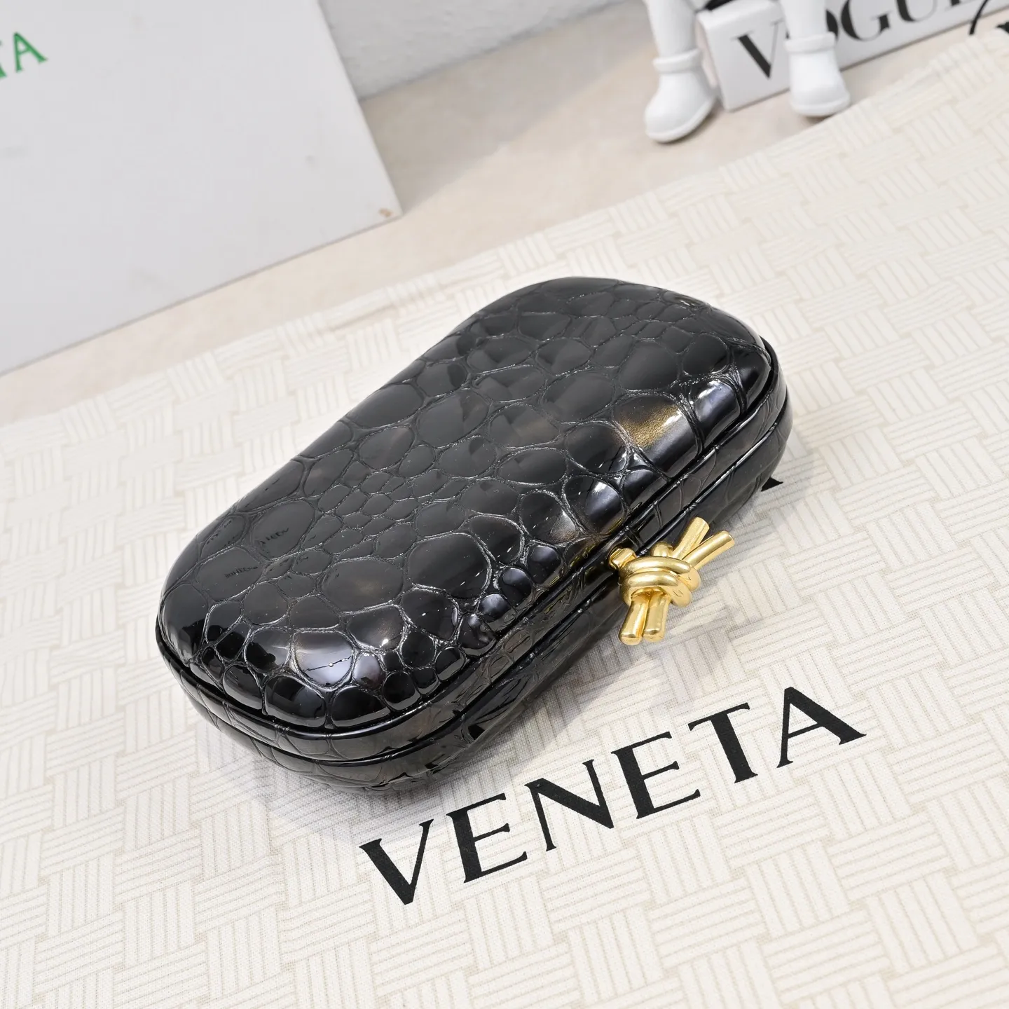 Batch 1560 #BV Knot pearlescent crocodile pattern evening bag series 🐊 Each bag reveals exquisiteness and elegance. It is made of crocodile leather with knot buckle. The leather feels super good and is unforgettable. 🐊 Crocodile pattern is a classic among classics. It looks high-end whenever you take it out ⭐️ The design is small and exquisite, low-key without logo, elegant and generous. Holding it in your hand or hanging it on your wrist will make you look more elegant and charming [Fireworks] Model: 717622 Size: 20x12x5.5